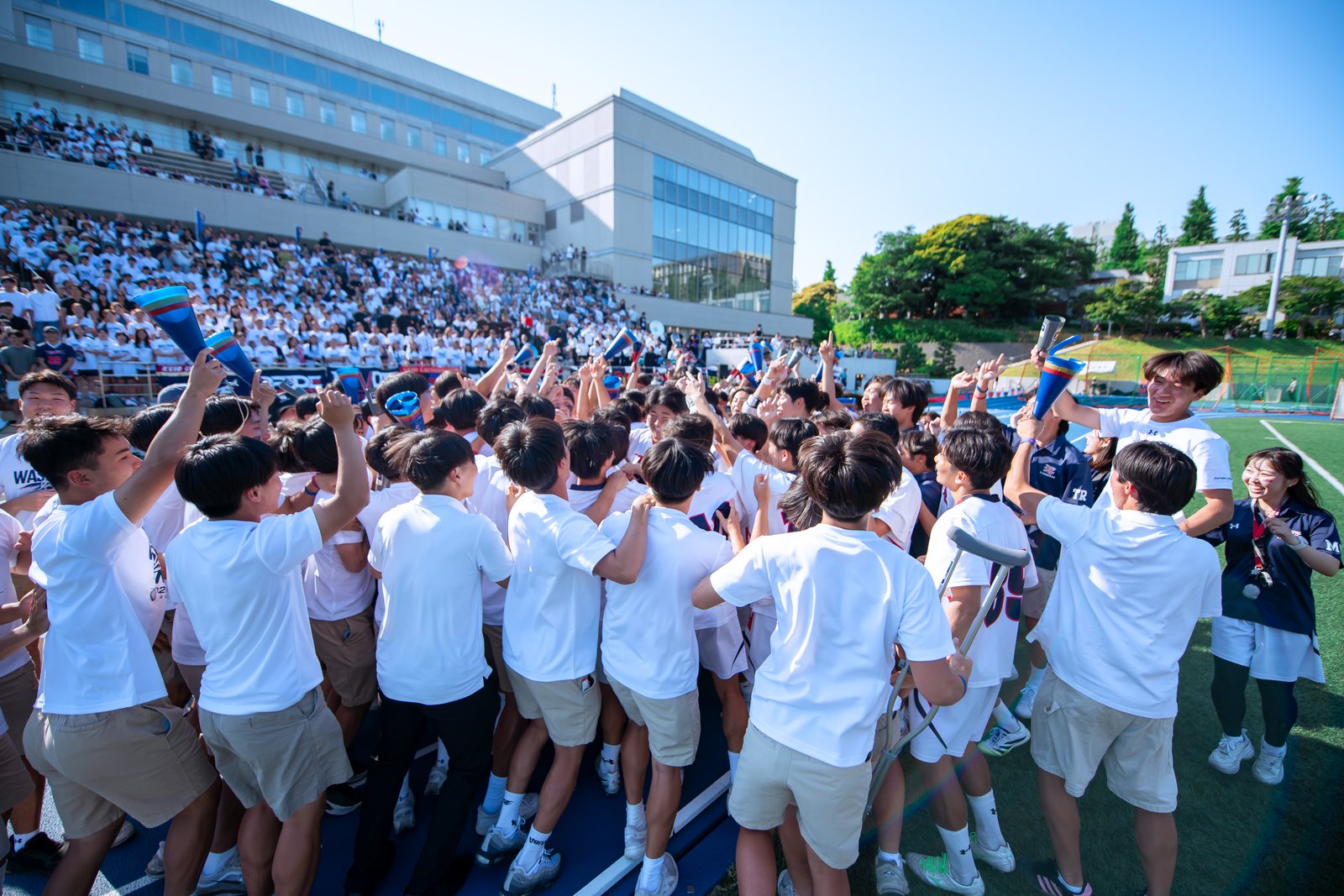 試合後、支えてくれた人たちと喜びを分かち合う様子
